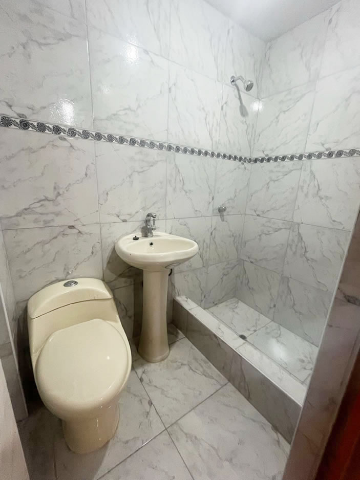 Se alquila edificio comercial de 4 pisos en Gamarra