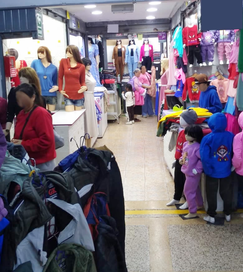 Se vende tienda en el Emporio Comercial de Gamarra